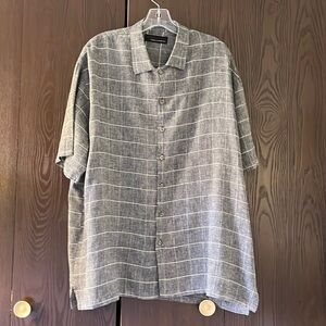 Greg Norman men’s short sleeved part linen gray shirt. Size Large.